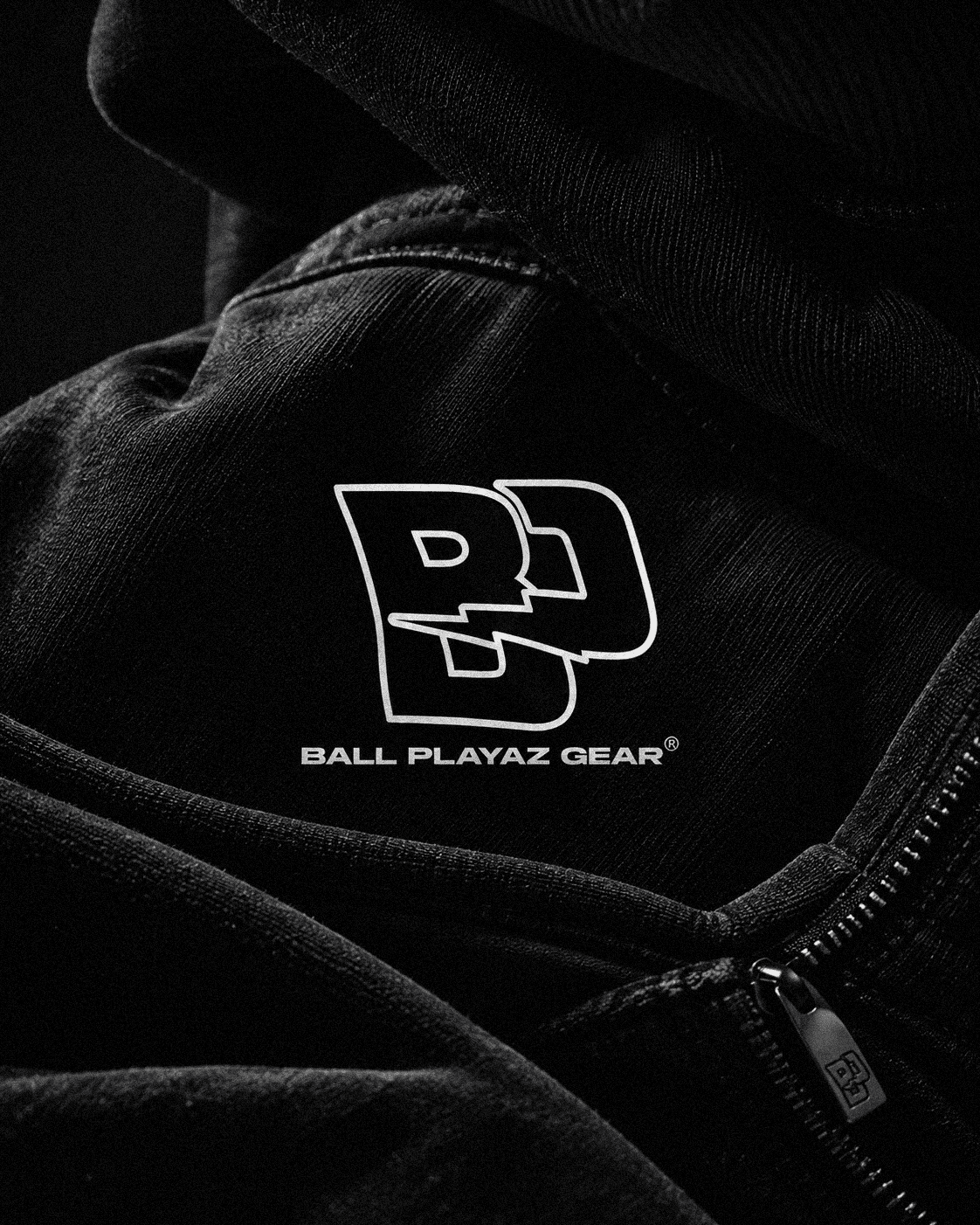 Ball Playaz Gear proje kapağı; siyah kumaş üzerinde BP logosu
